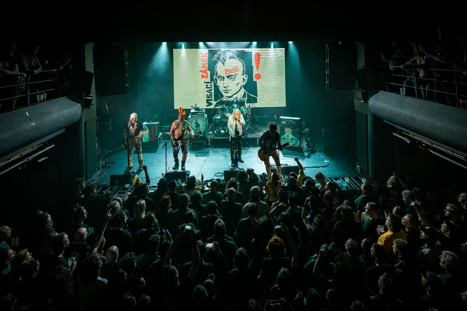 Punková jízda v Paláci Akropolis. Visací zámek nabídl průřez svou tvorbou