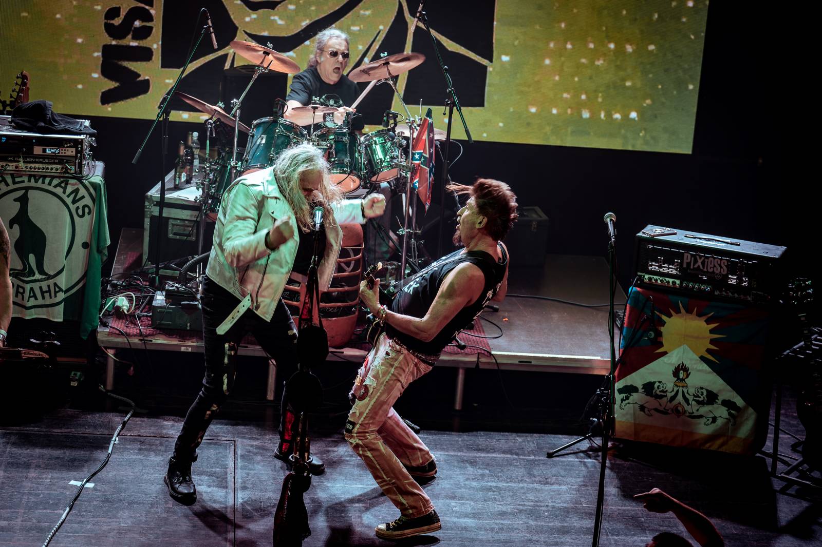 Punková jízda v Paláci Akropolis. Visací zámek nabídl průřez svou tvorbou