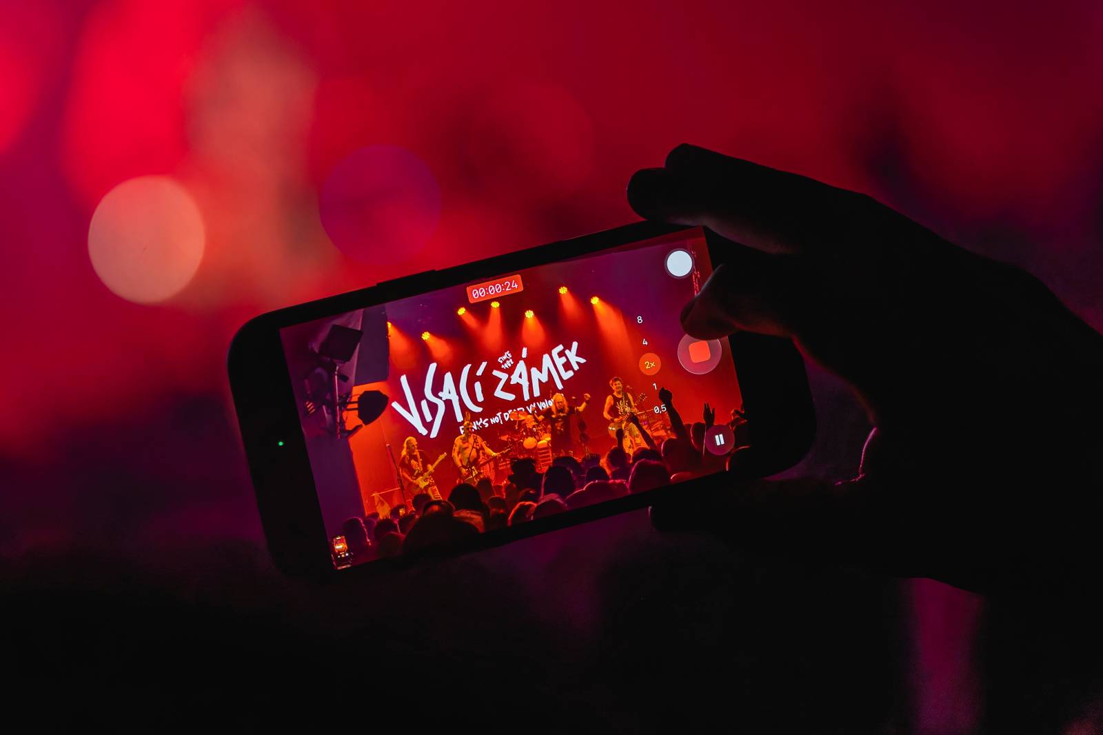 Punková jízda v Paláci Akropolis. Visací zámek nabídl průřez svou tvorbou