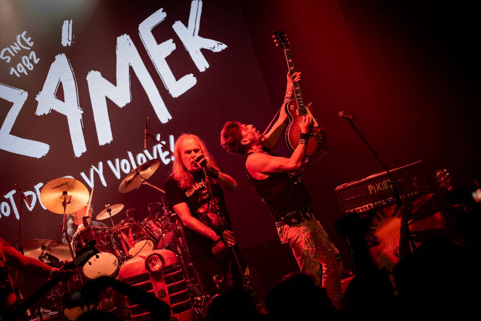 Punková jízda v Paláci Akropolis. Visací zámek nabídl průřez svou tvorbou