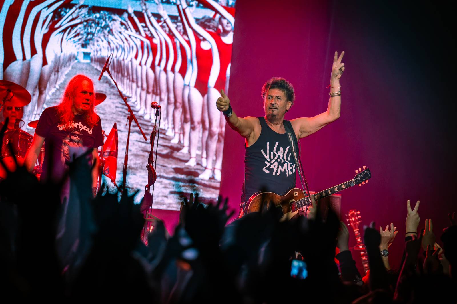 Punková jízda v Paláci Akropolis. Visací zámek nabídl průřez svou tvorbou