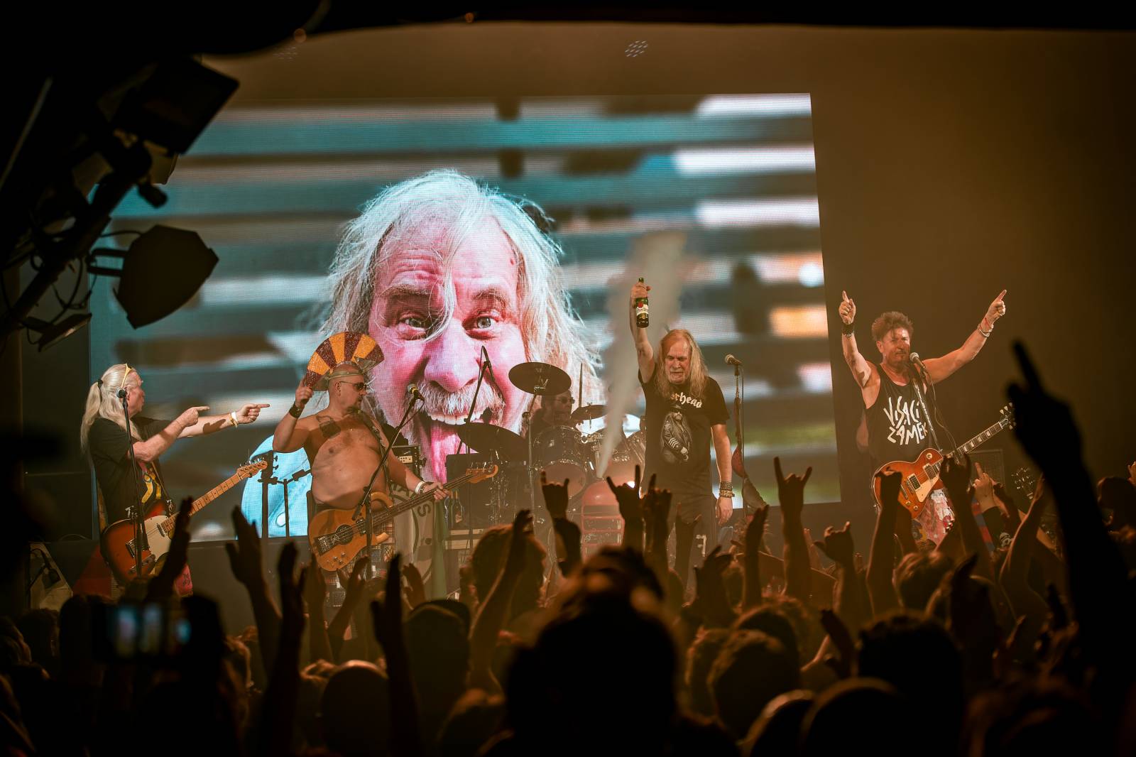 Punková jízda v Paláci Akropolis. Visací zámek nabídl průřez svou tvorbou