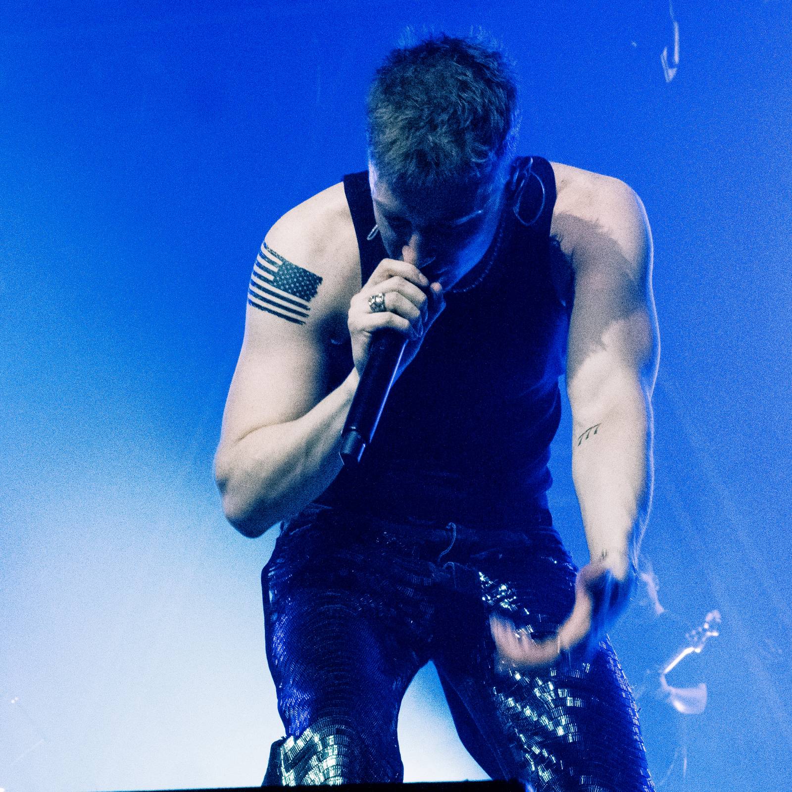 Adam Mišík podruhé ve Foru Karlín: pokřtil nové album a pozval si řadu hostů. Nechyběli Sebastian, Sofian Medjmedj a Ben Cristovao