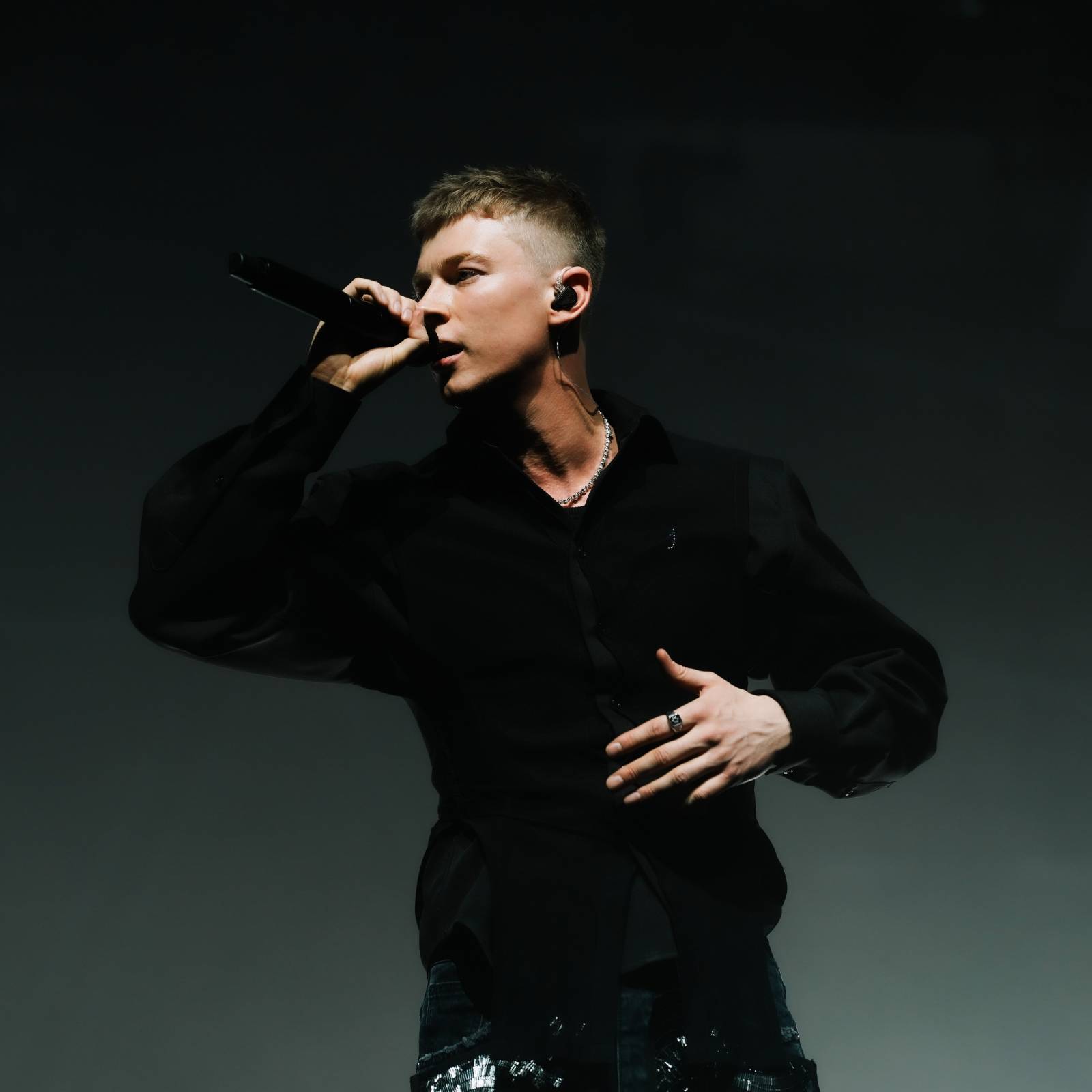 Adam Mišík podruhé ve Foru Karlín: pokřtil nové album a pozval si řadu hostů. Nechyběli Sebastian, Sofian Medjmedj a Ben Cristovao