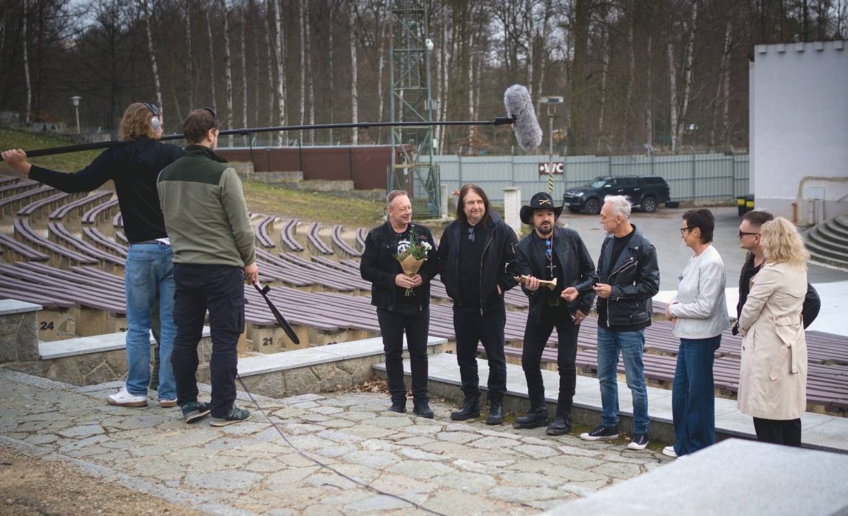 Startuje TV seriál s hvězdami Žebříku, v hlavních rolích Mňága a Žďorp, Doctor Victor, November 2nd i David Stypka
