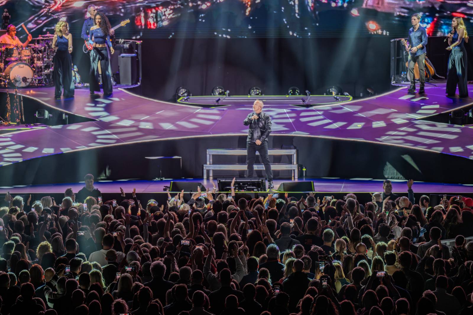 Eros Ramazzotti se popáté vrátil do pražské O2 areny, opět lámal ženská srdce