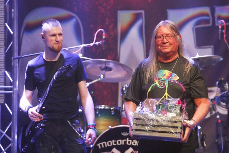 Motorband slavil v brněnském Sonu čtyřicítku. Blahopřáli mu Honza Toužimský a Roman Dragoun