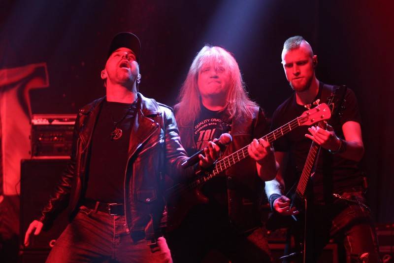 Motorband slavil v brněnském Sonu čtyřicítku. Blahopřáli mu Honza Toužimský a Roman Dragoun