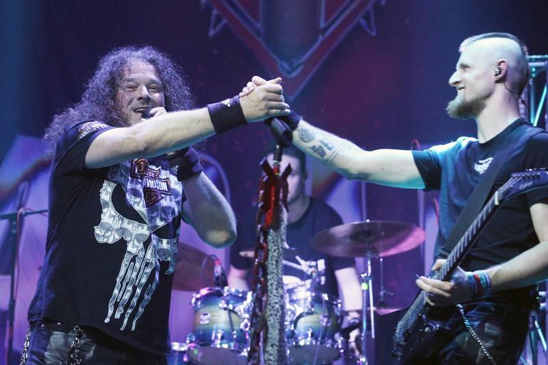 Motorband slavil v brněnském Sonu čtyřicítku. Blahopřáli mu Honza Toužimský a Roman Dragoun