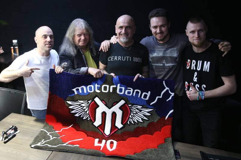 Motorband slavil v brněnském Sonu čtyřicítku. Blahopřáli mu Honza Toužimský a Roman Dragoun