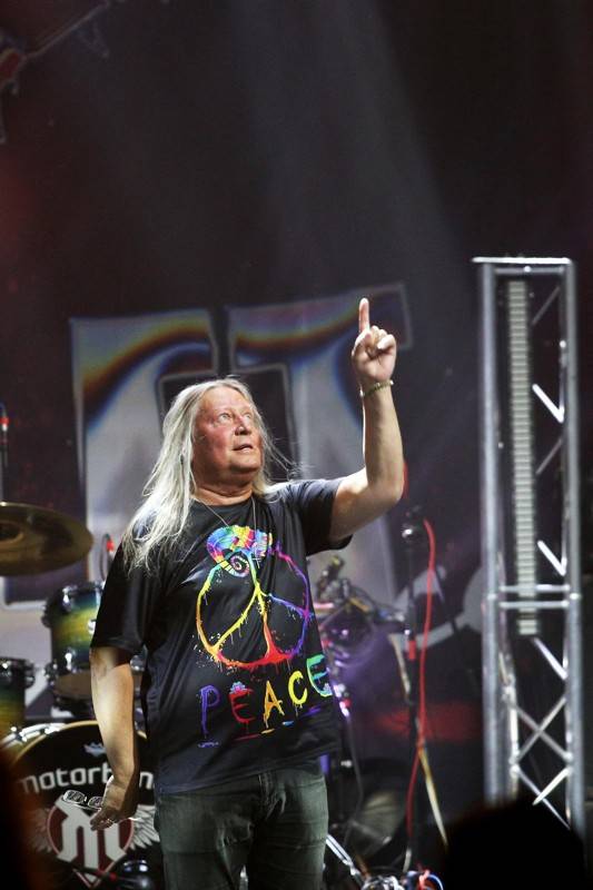 Motorband slavil v brněnském Sonu čtyřicítku. Blahopřáli mu Honza Toužimský a Roman Dragoun