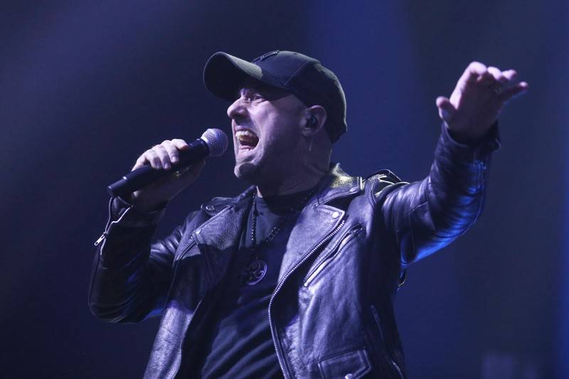 Motorband slavil v brněnském Sonu čtyřicítku. Blahopřáli mu Honza Toužimský a Roman Dragoun