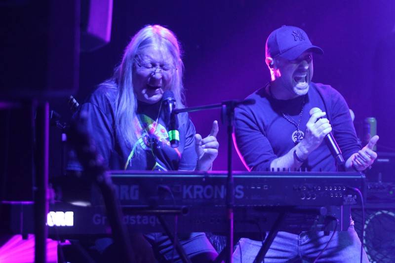 Motorband slavil v brněnském Sonu čtyřicítku. Blahopřáli mu Honza Toužimský a Roman Dragoun