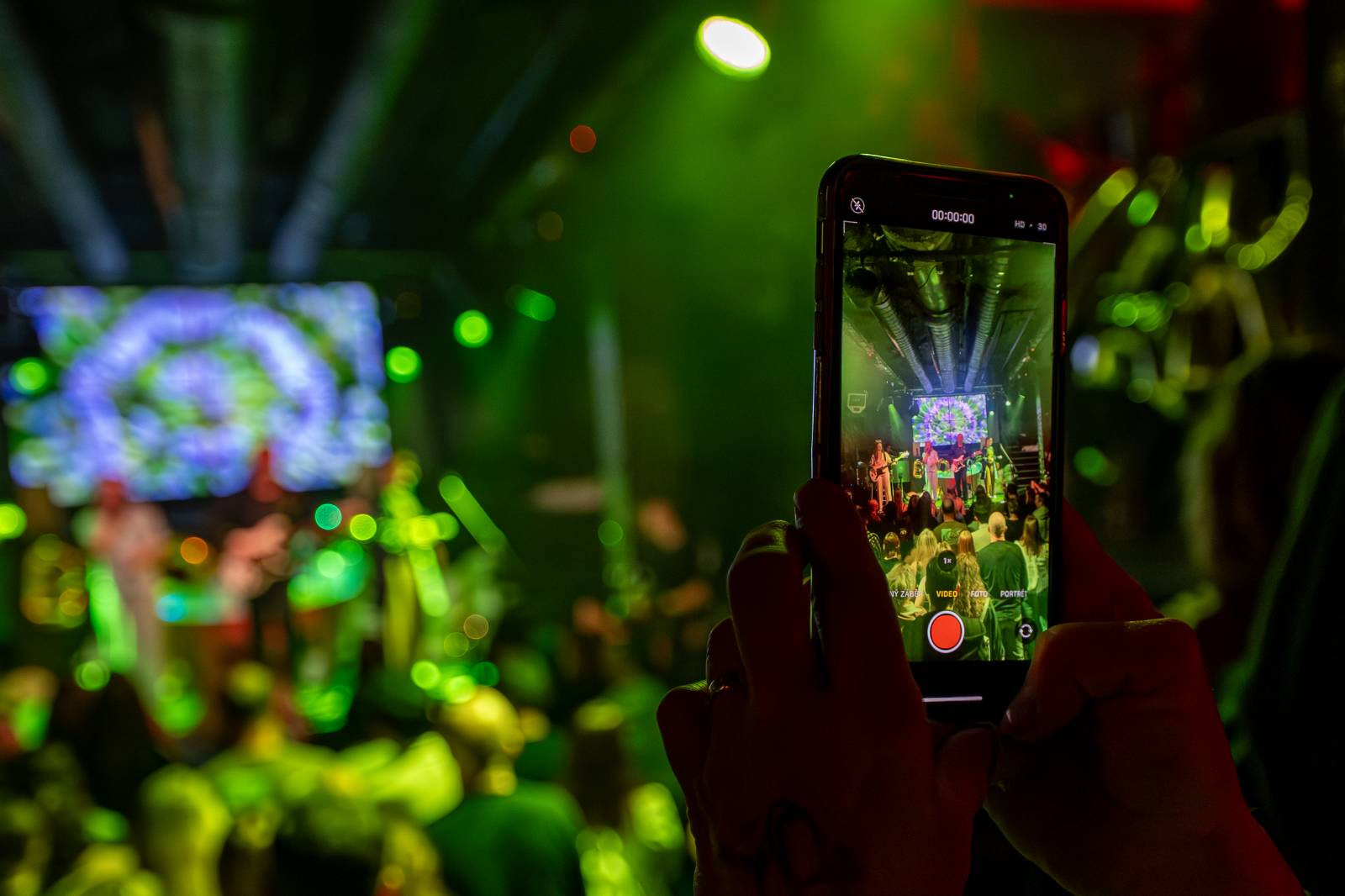 Kapela ADOVANY pokřtila nové album, v Radosti FX rozjela polštářovou bitvu