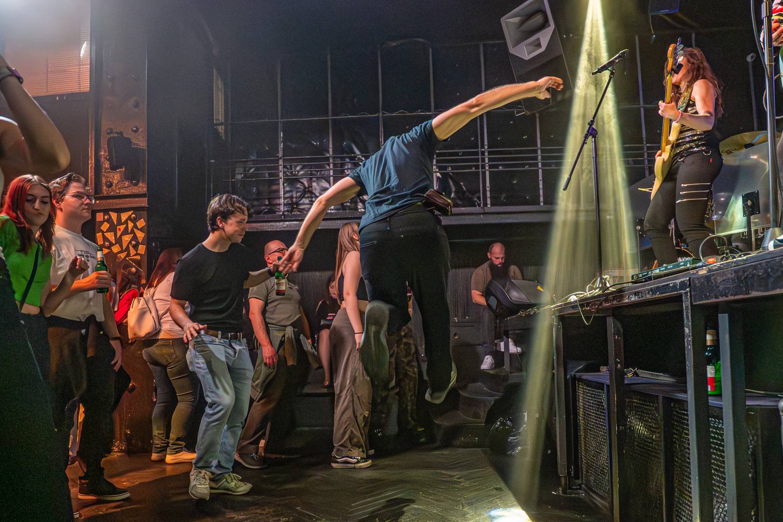 Kapela ADOVANY pokřtila nové album, v Radosti FX rozjela polštářovou bitvu