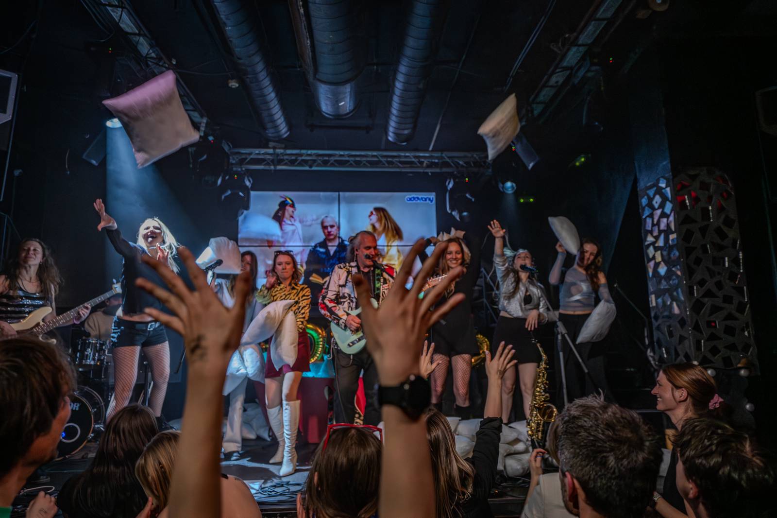 Kapela ADOVANY pokřtila nové album, v Radosti FX rozjela polštářovou bitvu