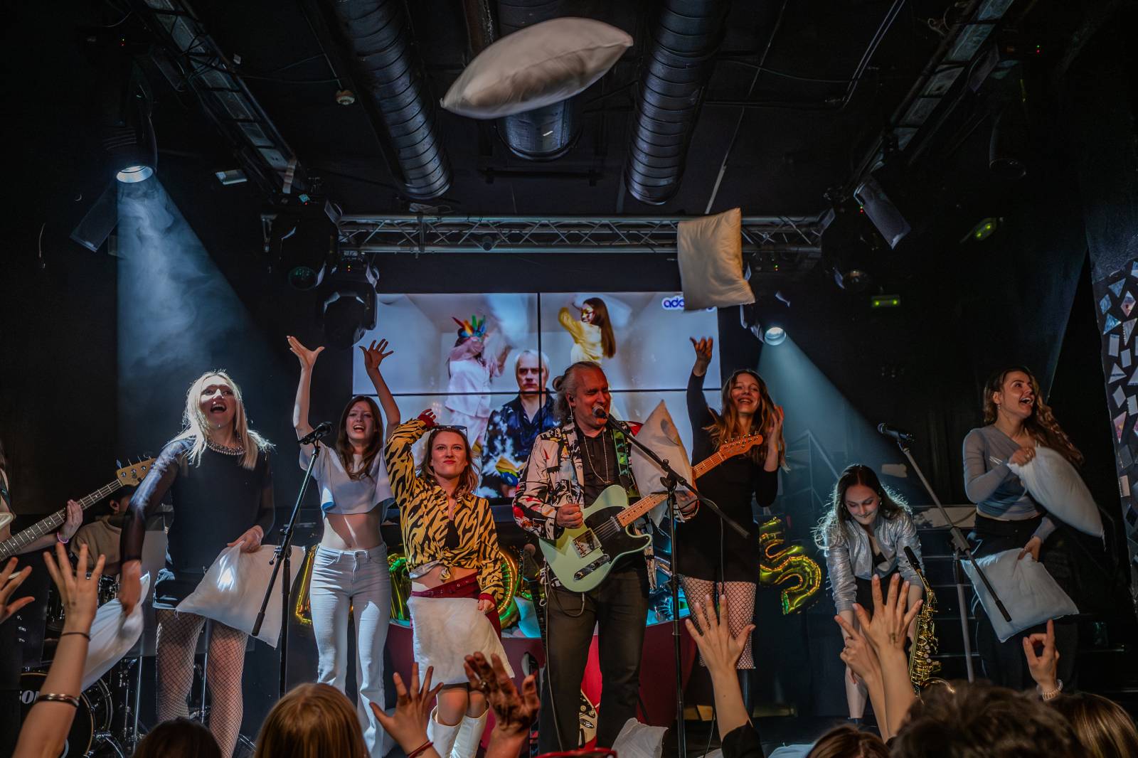 Kapela ADOVANY pokřtila nové album, v Radosti FX rozjela polštářovou bitvu