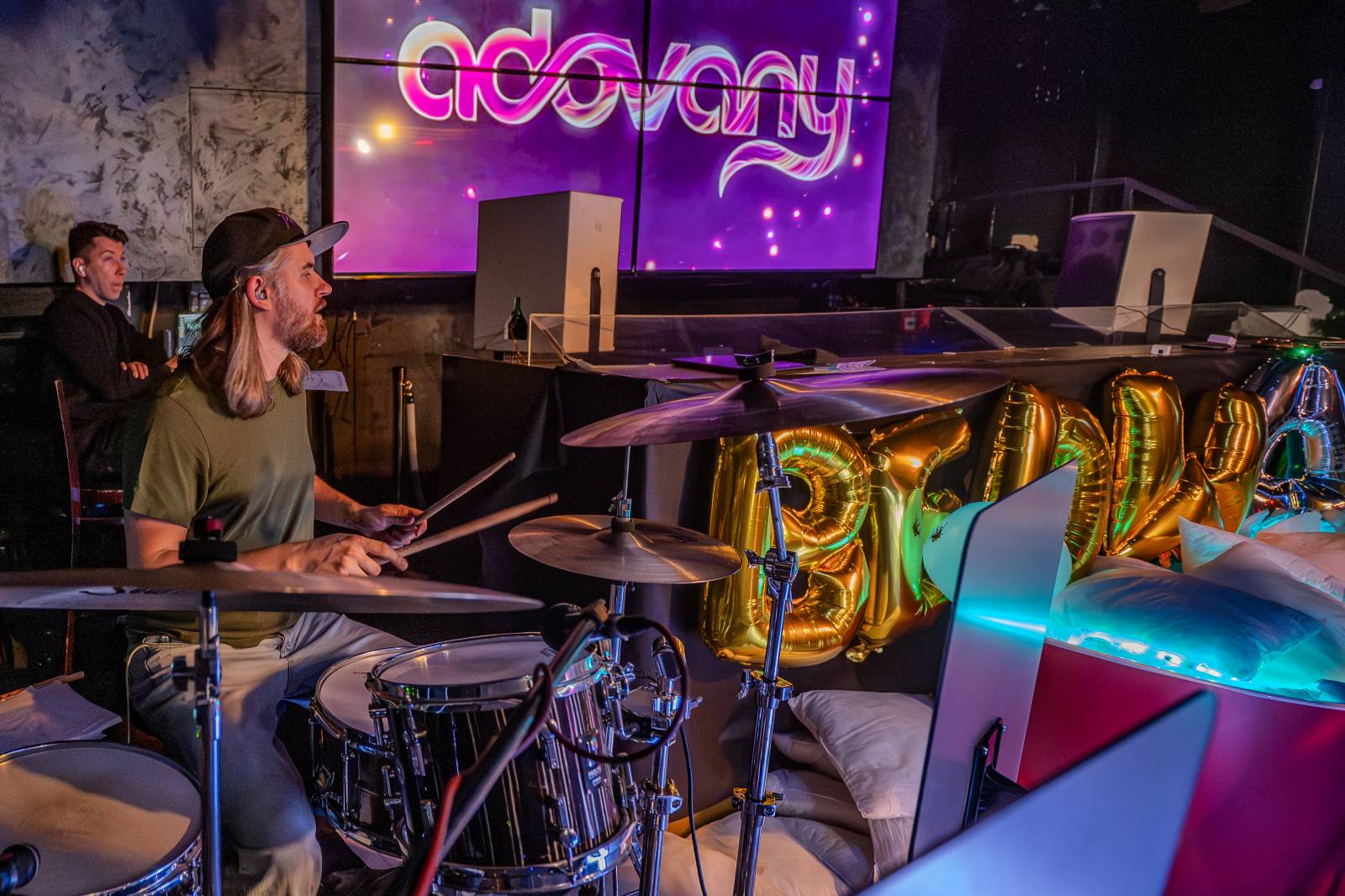 Kapela ADOVANY pokřtila nové album, v Radosti FX rozjela polštářovou bitvu