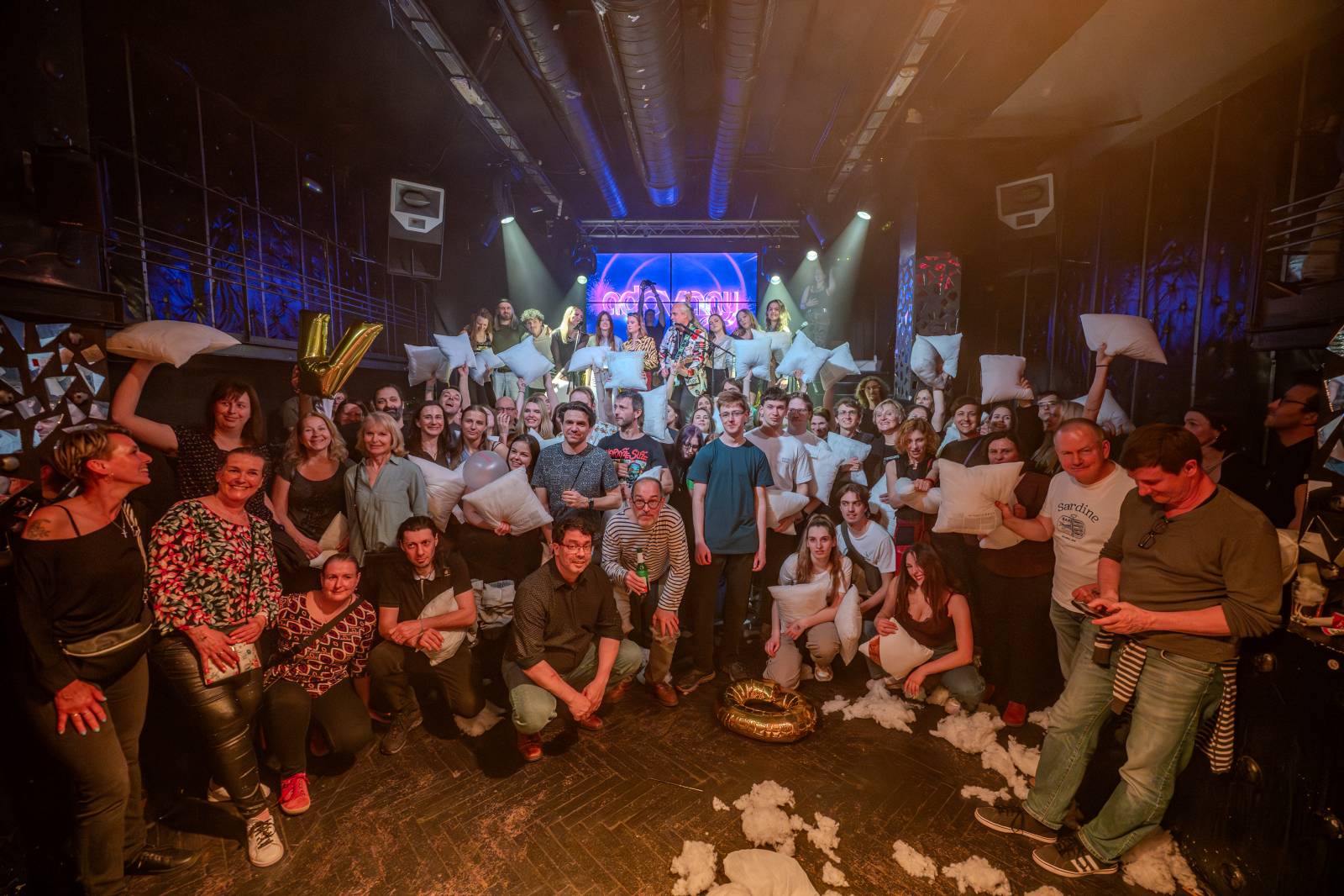 Kapela ADOVANY pokřtila nové album, v Radosti FX rozjela polštářovou bitvu