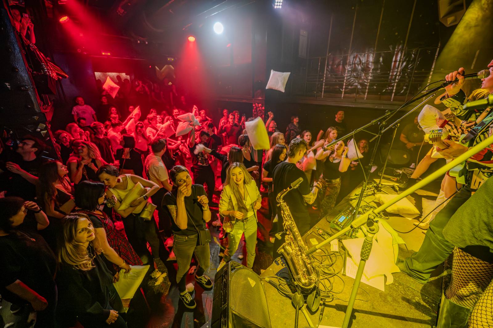 Kapela ADOVANY pokřtila nové album, v Radosti FX rozjela polštářovou bitvu