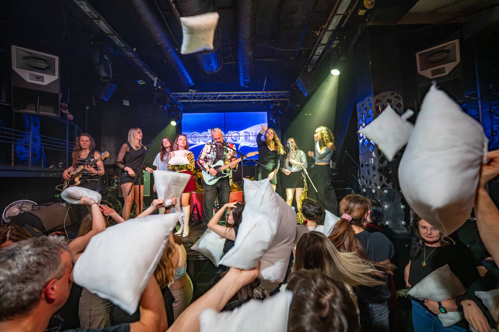 Kapela ADOVANY pokřtila nové album, v Radosti FX rozjela polštářovou bitvu