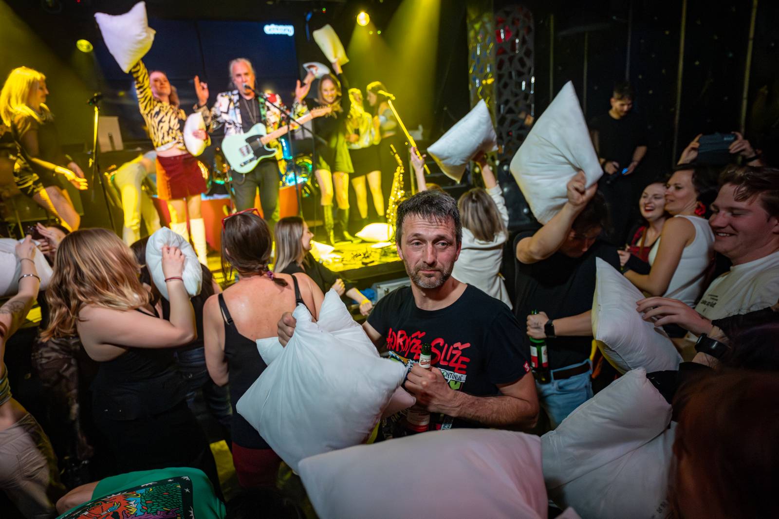 Kapela ADOVANY pokřtila nové album, v Radosti FX rozjela polštářovou bitvu