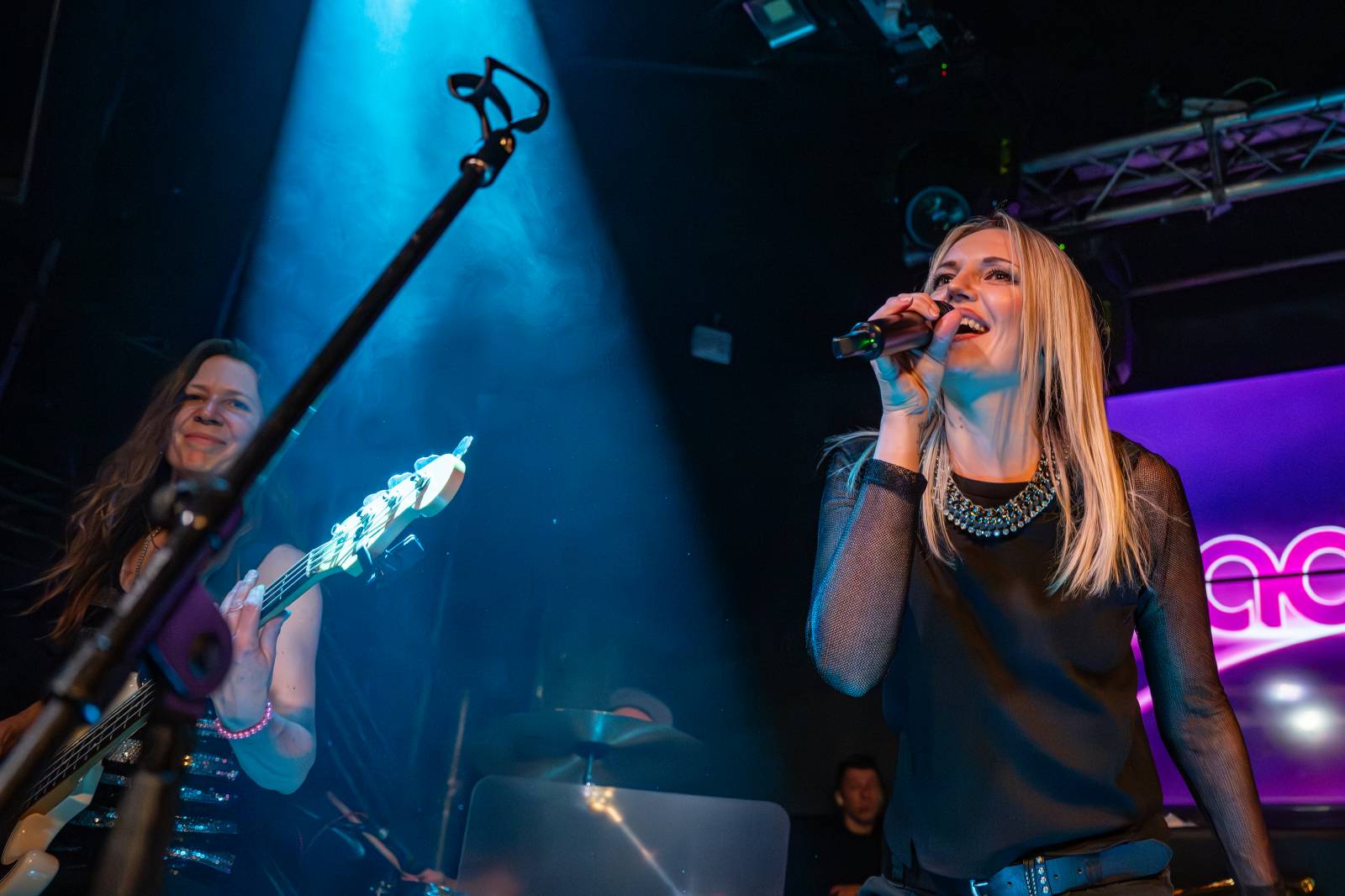 Kapela ADOVANY pokřtila nové album, v Radosti FX rozjela polštářovou bitvu