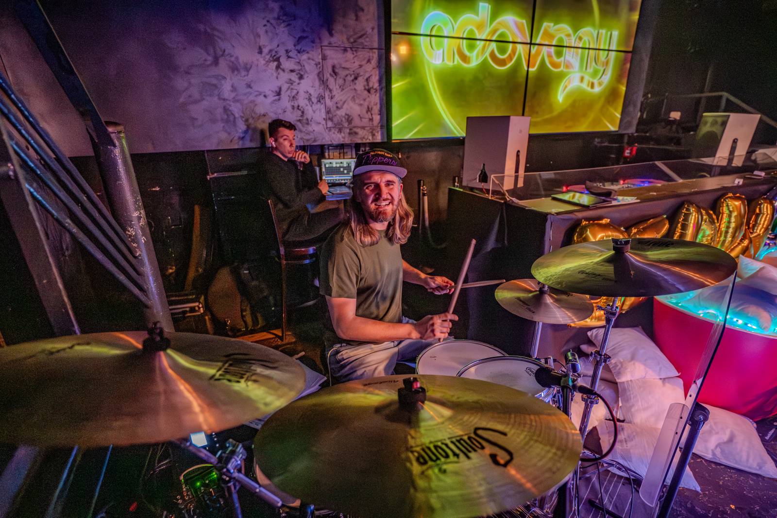 Kapela ADOVANY pokřtila nové album, v Radosti FX rozjela polštářovou bitvu