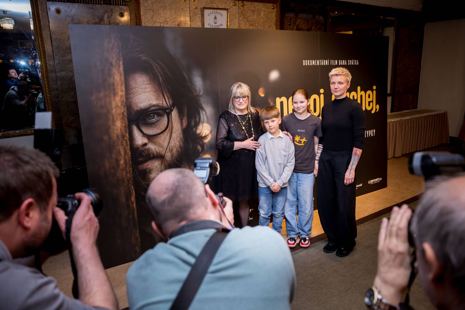 V kině Lucerna měl premiéru film o Davidu Stypkovi. Diváci zesnulému zpěvákovi auplaudovali vestoje