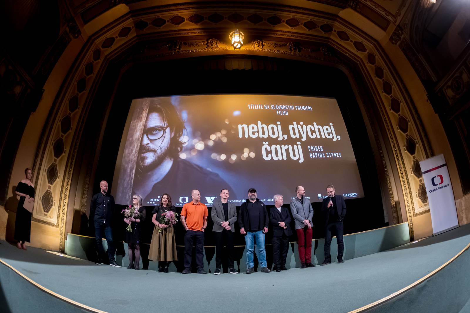 V kině Lucerna měl premiéru film o Davidu Stypkovi. Diváci zesnulému zpěvákovi auplaudovali vestoje