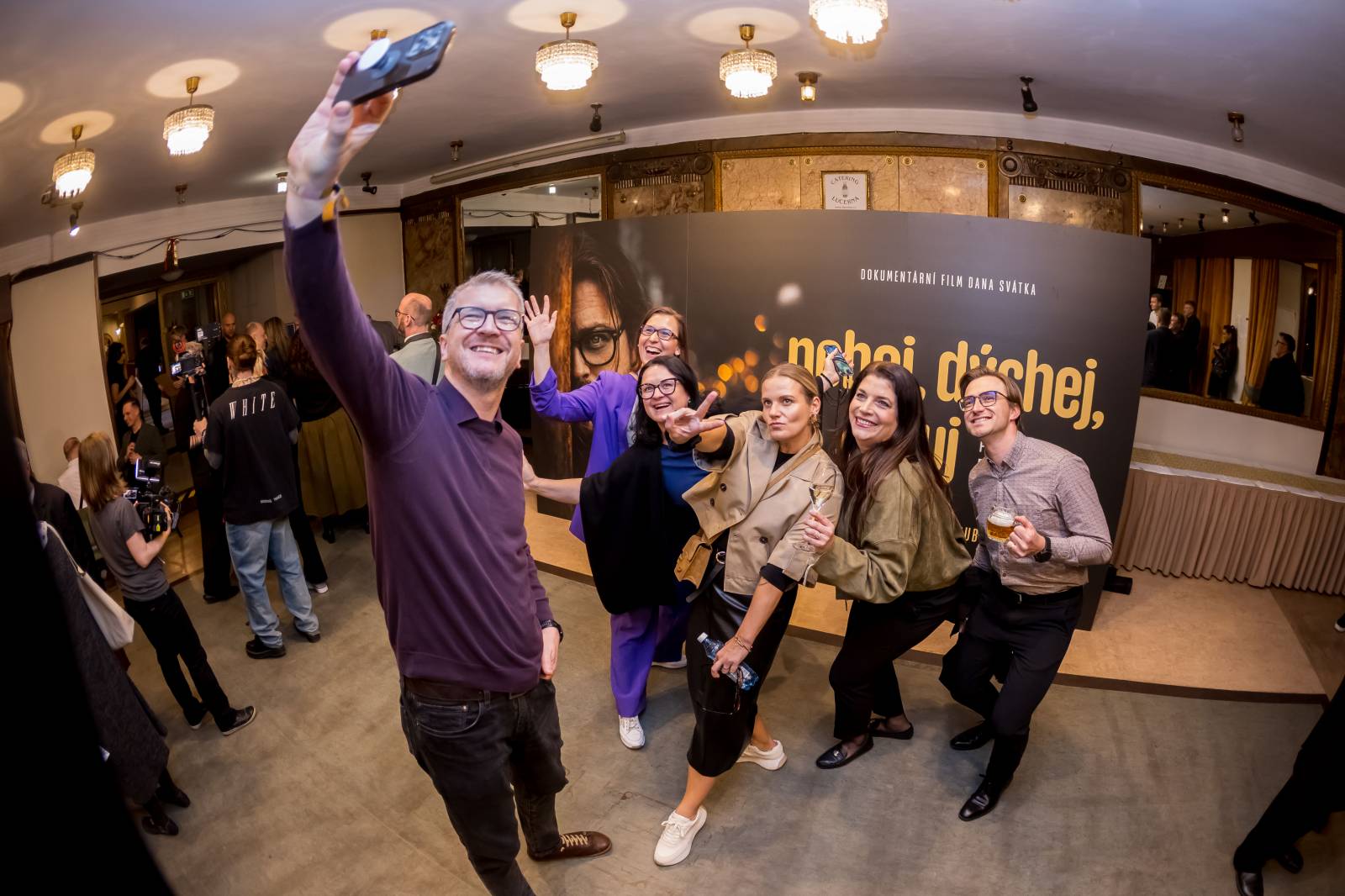 V kině Lucerna měl premiéru film o Davidu Stypkovi. Diváci zesnulému zpěvákovi auplaudovali vestoje