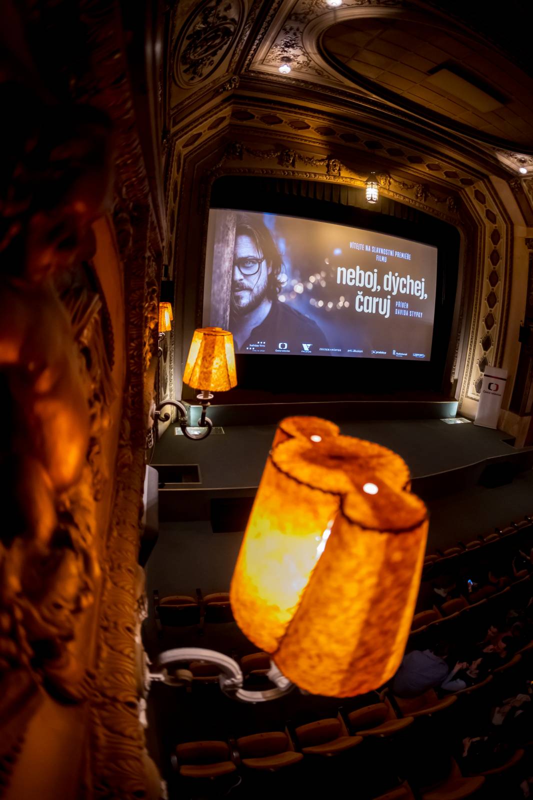 V kině Lucerna měl premiéru film o Davidu Stypkovi. Diváci zesnulému zpěvákovi auplaudovali vestoje