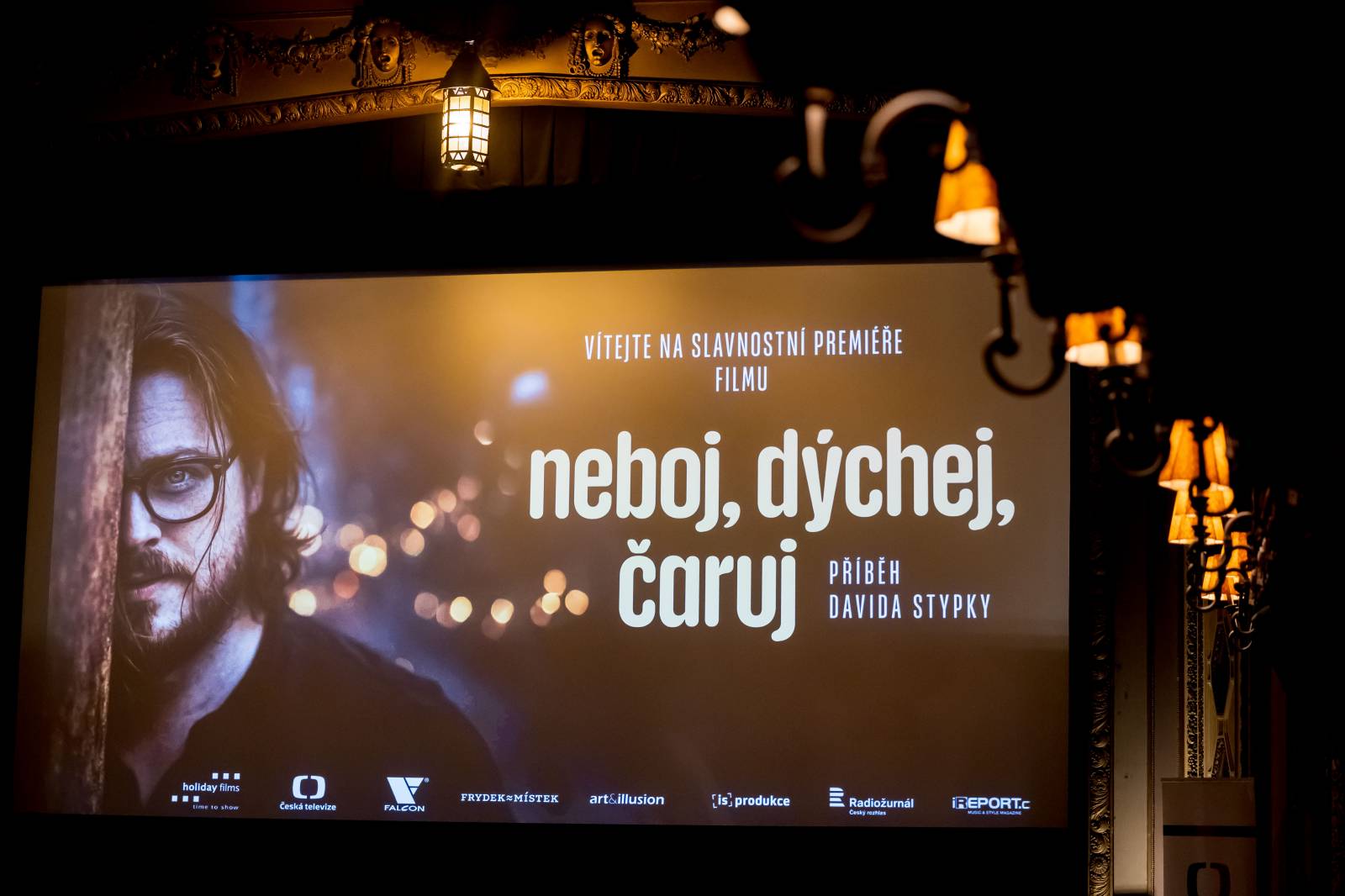 V kině Lucerna měl premiéru film o Davidu Stypkovi. Diváci zesnulému zpěvákovi auplaudovali vestoje