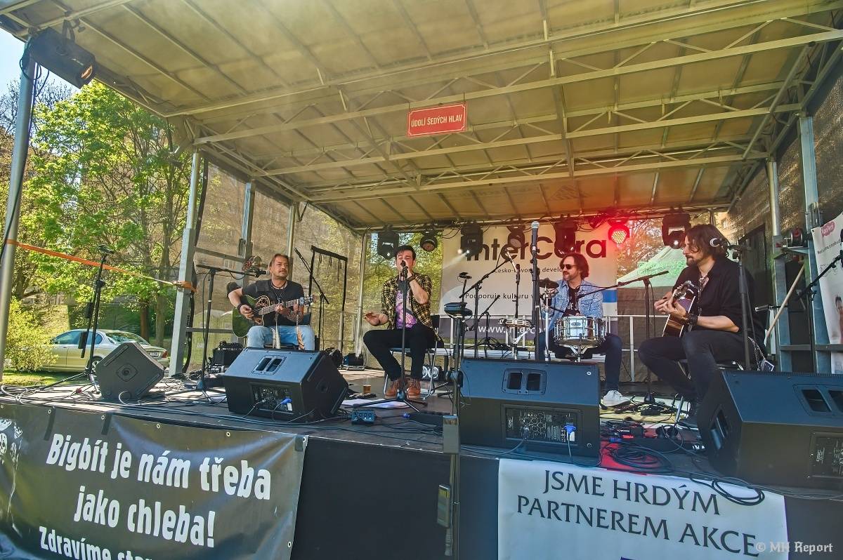 Milník času rozezněl Chvojkovy lomy v Plzni. Bigbítový festival přivezl Electric Therapy i Whitesnake revival