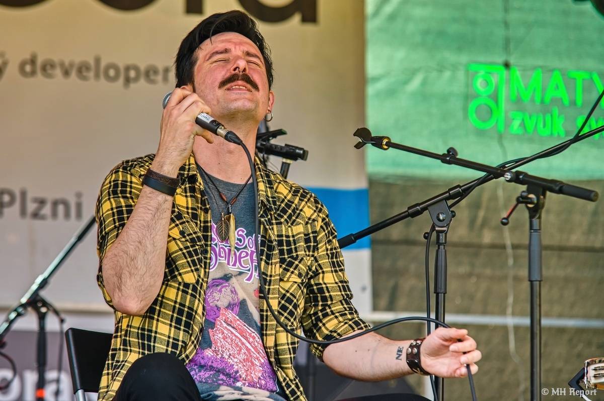 Milník času rozezněl Chvojkovy lomy v Plzni. Bigbítový festival přivezl Electric Therapy i Whitesnake revival