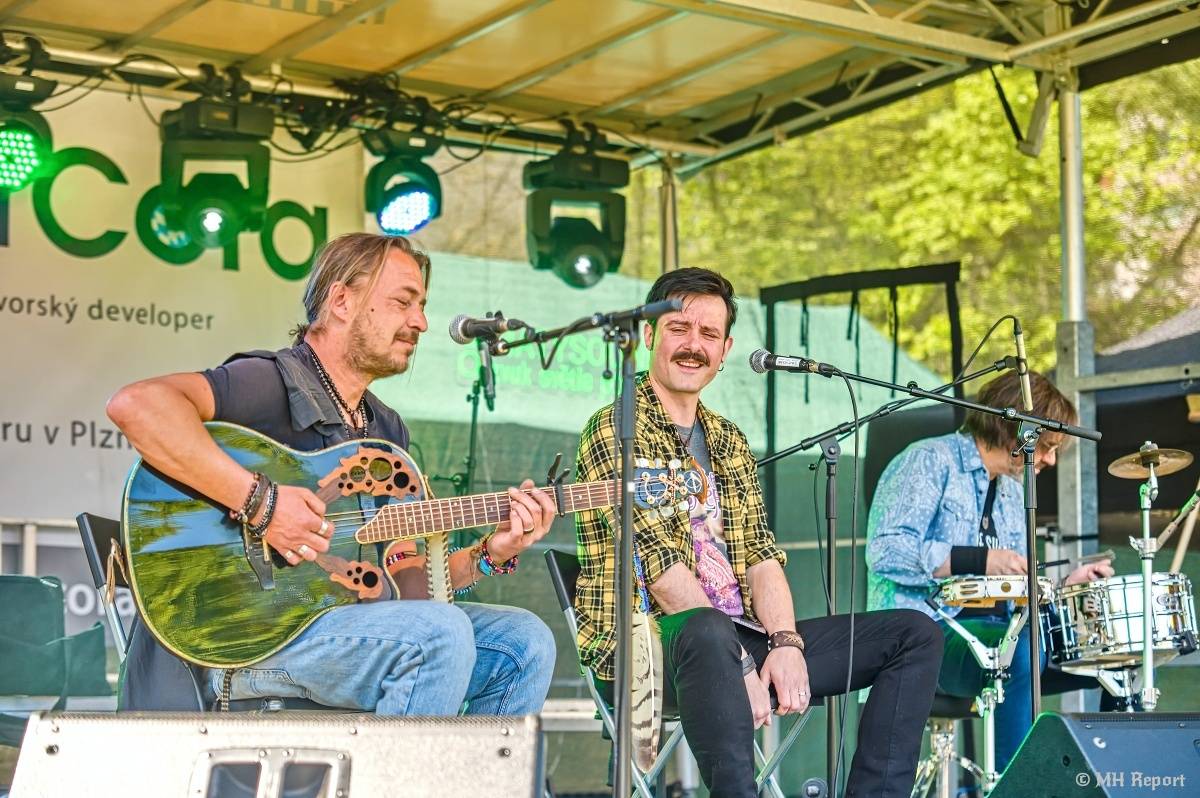 Milník času rozezněl Chvojkovy lomy v Plzni. Bigbítový festival přivezl Electric Therapy i Whitesnake revival