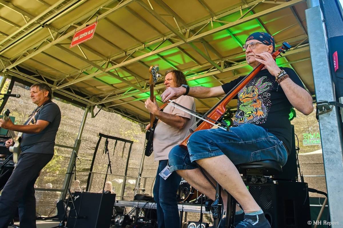 Milník času rozezněl Chvojkovy lomy v Plzni. Bigbítový festival přivezl Electric Therapy i Whitesnake revival