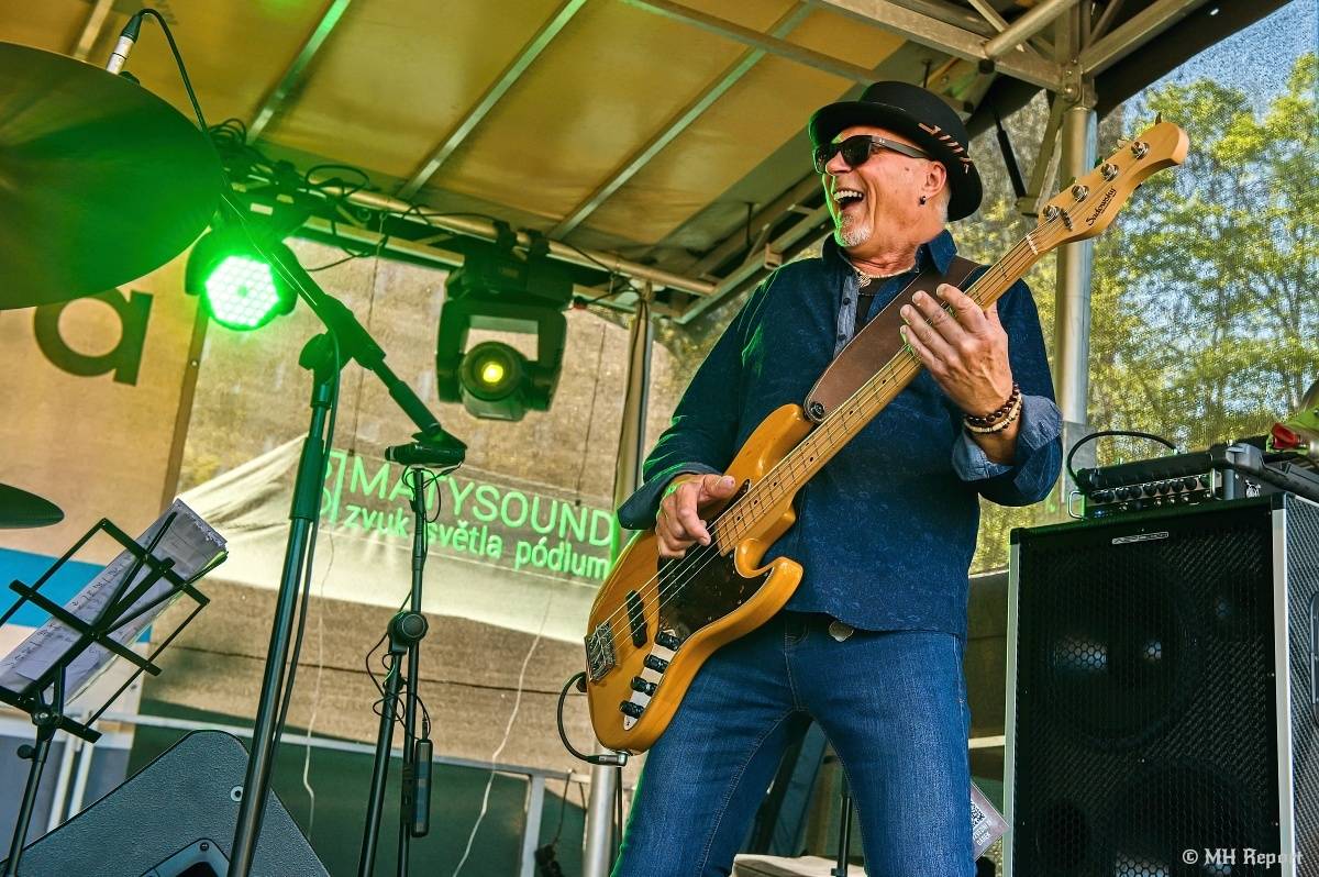 Milník času rozezněl Chvojkovy lomy v Plzni. Bigbítový festival přivezl Electric Therapy i Whitesnake revival