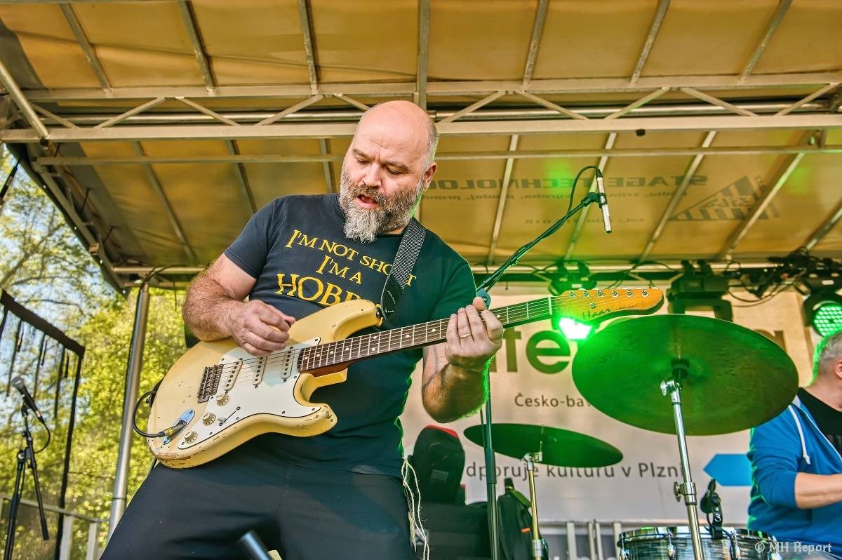 Milník času rozezněl Chvojkovy lomy v Plzni. Bigbítový festival přivezl Electric Therapy i Whitesnake revival