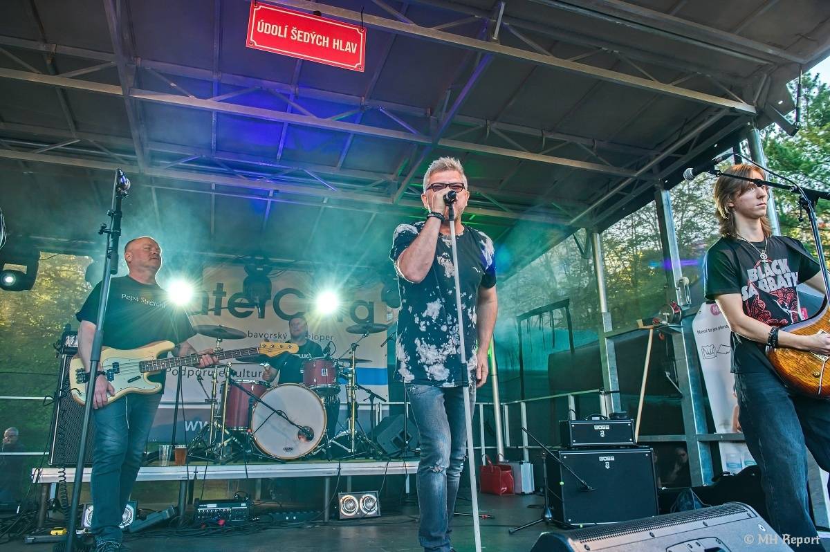 Milník času rozezněl Chvojkovy lomy v Plzni. Bigbítový festival přivezl Electric Therapy i Whitesnake revival