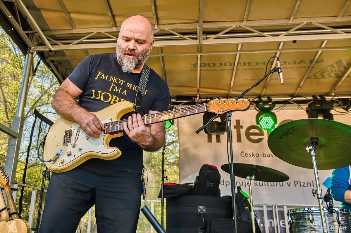 Milník času rozezněl Chvojkovy lomy v Plzni. Bigbítový festival přivezl Electric Therapy i Whitesnake revival