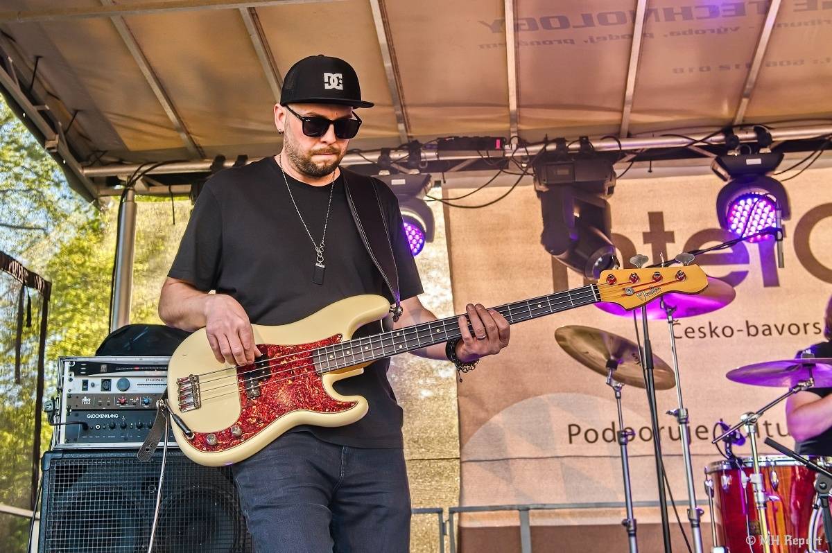Milník času rozezněl Chvojkovy lomy v Plzni. Bigbítový festival přivezl Electric Therapy i Whitesnake revival