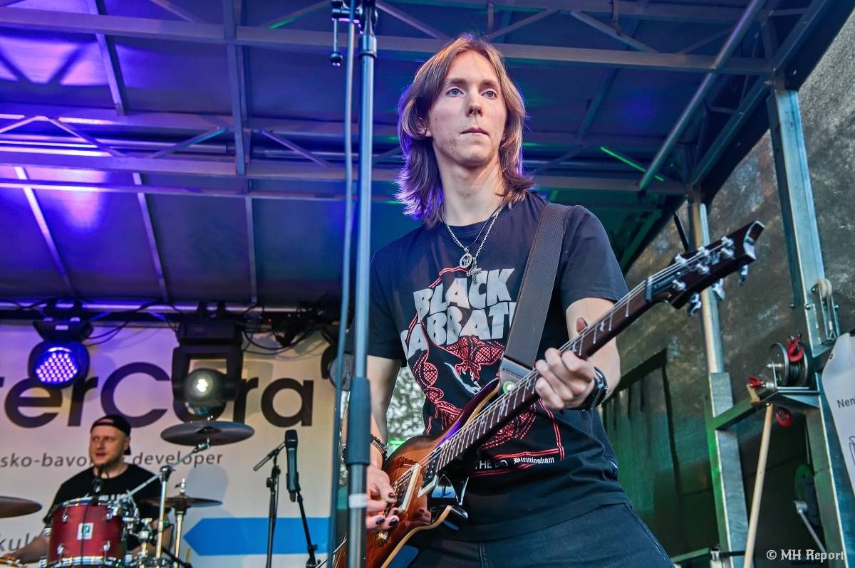 Milník času rozezněl Chvojkovy lomy v Plzni. Bigbítový festival přivezl Electric Therapy i Whitesnake revival