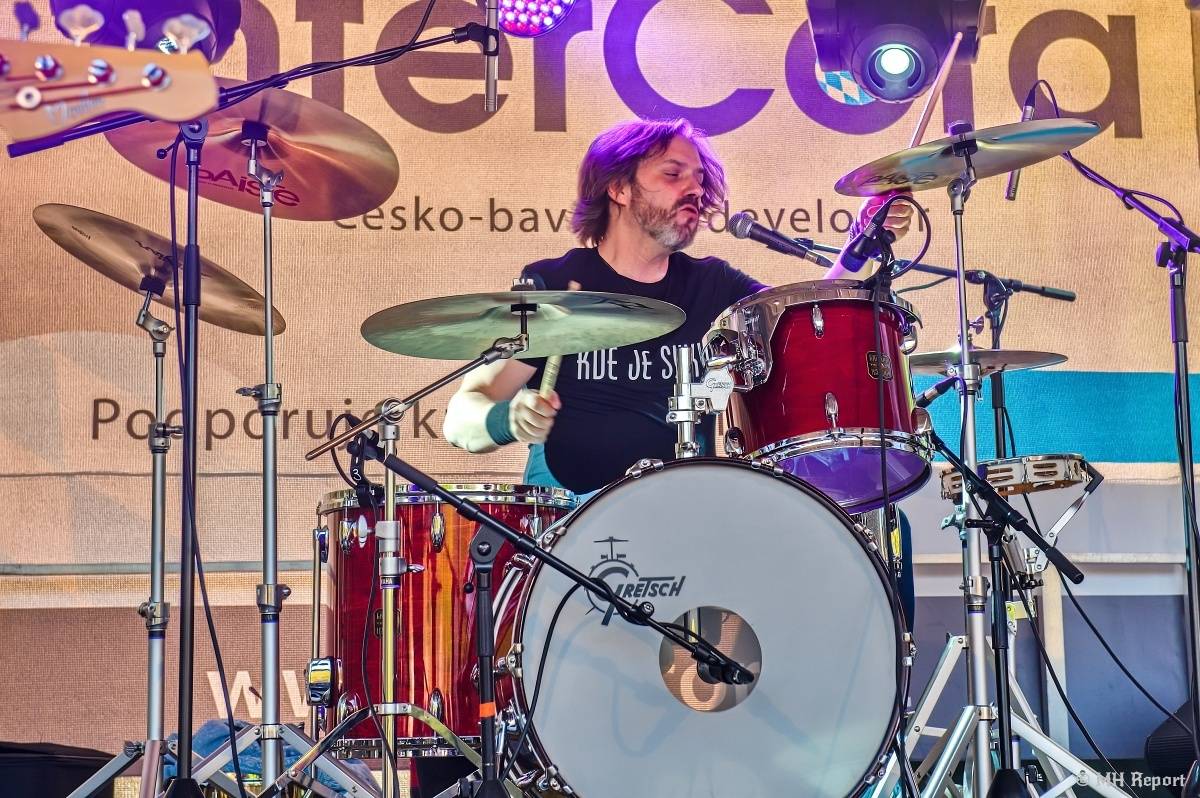 Milník času rozezněl Chvojkovy lomy v Plzni. Bigbítový festival přivezl Electric Therapy i Whitesnake revival