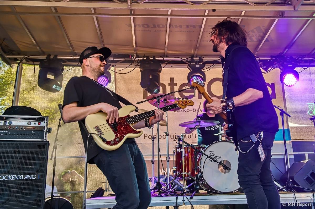 Milník času rozezněl Chvojkovy lomy v Plzni. Bigbítový festival přivezl Electric Therapy i Whitesnake revival