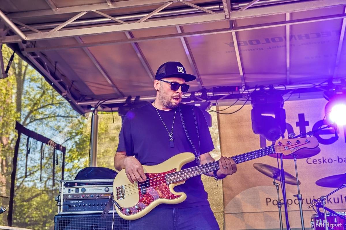 Milník času rozezněl Chvojkovy lomy v Plzni. Bigbítový festival přivezl Electric Therapy i Whitesnake revival