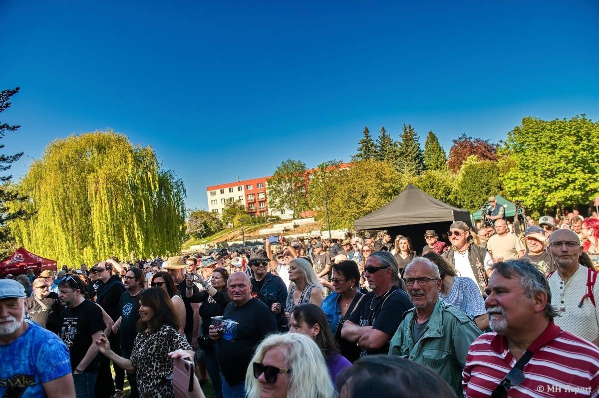 Milník času rozezněl Chvojkovy lomy v Plzni. Bigbítový festival přivezl Electric Therapy i Whitesnake revival