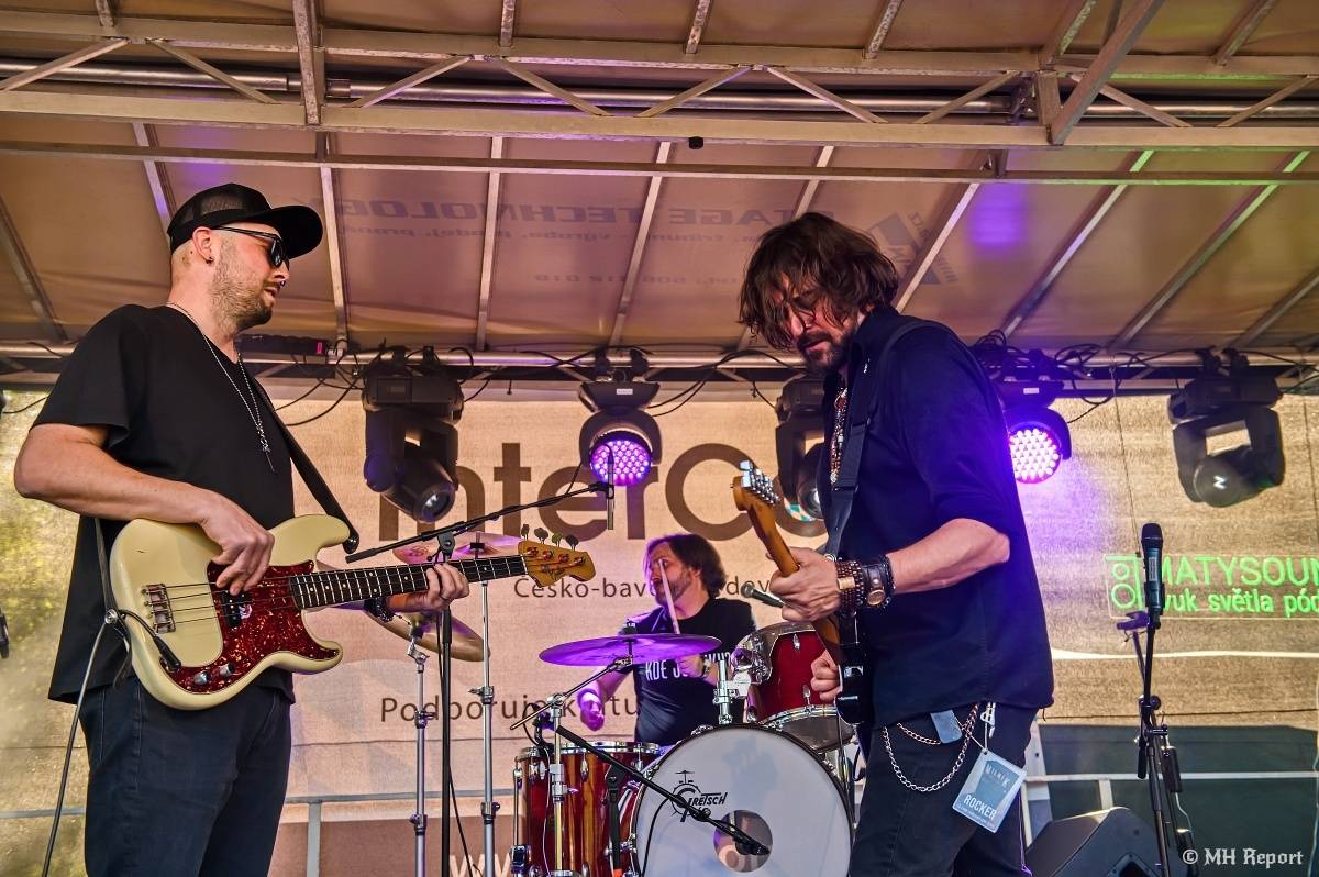 Milník času rozezněl Chvojkovy lomy v Plzni. Bigbítový festival přivezl Electric Therapy i Whitesnake revival