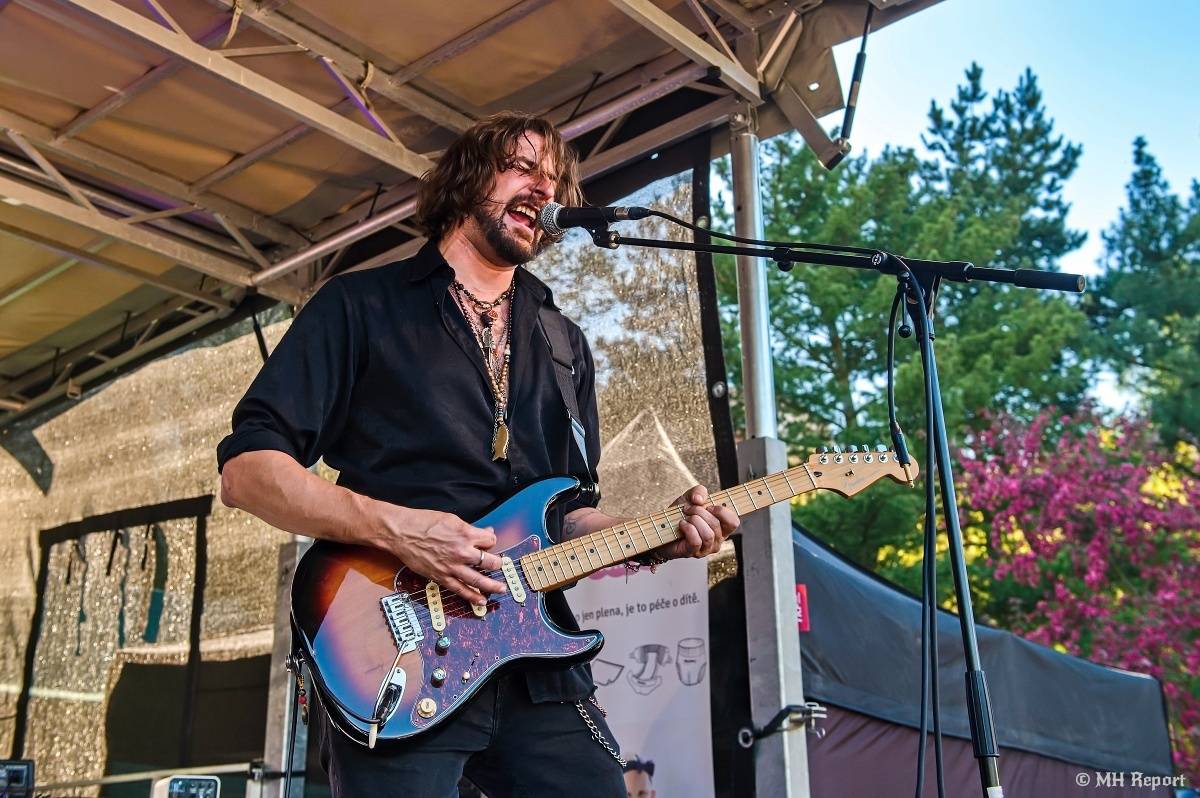 Milník času rozezněl Chvojkovy lomy v Plzni. Bigbítový festival přivezl Electric Therapy i Whitesnake revival