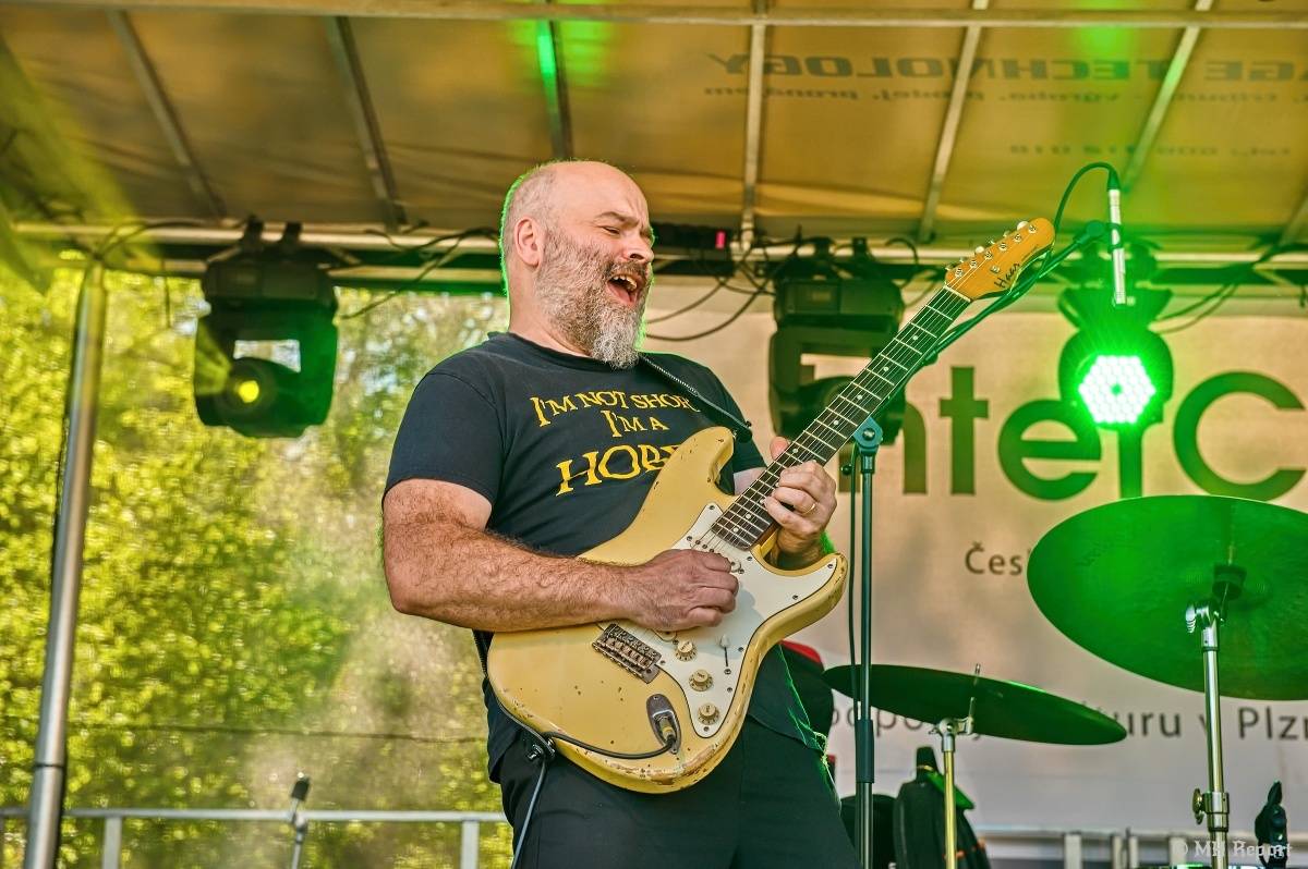 Milník času rozezněl Chvojkovy lomy v Plzni. Bigbítový festival přivezl Electric Therapy i Whitesnake revival